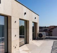 A nyitrai 3 szobás lakás terasza kerámia padlóval és kilátással a városra.