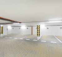 Földalatti parkolóhely Nyitrán, kijelölt parkolóhelyekkel és világítással.