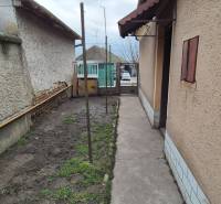 Családi ház szűk udvara Udvardon, kerthelyiséggel.