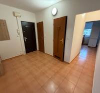 Előszoba egy 3 szobás lakásban, csempével és fa dekorációjú bútorokkal.