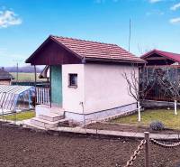 Házikó Partizánske városában rendezett kerttel, üvegházzal és termesztési területtel.