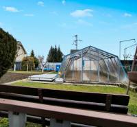 Kert Partizánske-ban fóliasátorral, fűvel és egy kis ágyással.