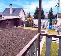 Udvar házzal és kerttel Partizánskén, kilátás az erkélyről a házikóra.