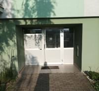 Bejárat a Szuvorov utcai épületbe a postafiókokkal Pozsonyban.