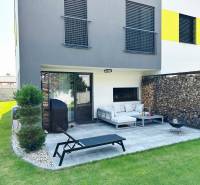 Családi ház Rovinkán terasszal, kerttel, fa burkolattal és kerti ülőhellyel.