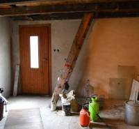 Családi ház belső tér improvizált elemekkel és kerti öntözőkkel.