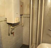 Zuhanykabin gázkazánnal a családi ház fürdőszobájában.