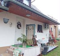 Családi ház a Divín-i Temető utcában, kültéri ülőhellyel és dekorációkkal.