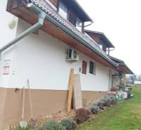 Családi ház a Divín-i Temető utcában, rendezett kerttel és tetőtérrel.