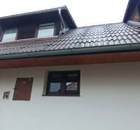 Családi ház a Divín-i Temető utcában tetőablakokkal és légkondicionálással.