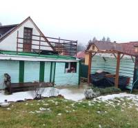 Cintorínska utcai családi ház Divínban, udvaron lévő tetővel és havas gyepfelülettel.