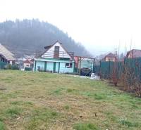 Kert a családi ház mellett a Divín-i Temető utcában, kilátással az erdőre.