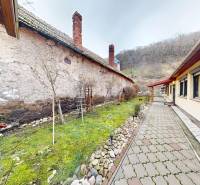 Családi ház a Hlavná utcában, Garamszentbenedeken, gyepszőnyeg melletti kövezett járdával.