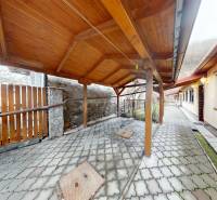 Családi ház kétoldalas terasza a Hlavná utcában, Garamszentbenedeken, fa tetővel.