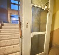 Lépcsőház és lift a Čadca-i Iskola utcai lakóházban.