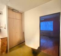 Folyosó beépített szekrénnyel egy 3 szobás lakásban, belépés a szobába fa dekoros padlóval.