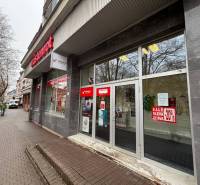 Kereskedelmi helyiségek Poprádon nagy üvegkirakatokkal, kedvezményeket hirdetnek.