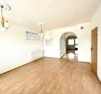 Családi ház belső tere fa dekorációjú padlóval és díszített világítással.