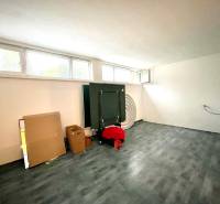 Szoba egy családi házban fa dekorációjú padlóval, ablakokkal és kartondobozokkal.