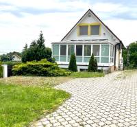 Családi ház a Pútnická utcában, Pozsony - Záhorská Bystrica, üvegezett verandával.