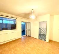 Családi ház belső tere fa dekorációjú padlóval, kilátással a szobára és a fürdőszobára.