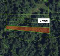 Légi felvétel a mezőgazdasági és erdőterületekről Malachova környékén, parcellákat ábrázolva.