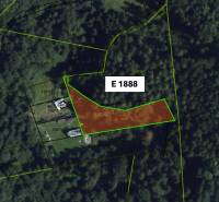 Légi felvétel Malachov mezőgazdasági és erdőterületeiről, az E 1888-as telekkel megjelölve.