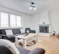 Nappali egy 4 szobás lakásban kandallóval és fa dekoros padlóval.