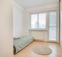 Egyszerű szoba fa dekor padlóval és kinyitható ággyal egy 4 szobás lakásban.