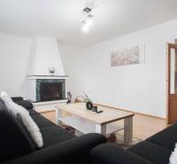 Nappali egy 4 szobás lakásban kandallóval és fa dekorációjú padlóval.