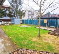 Kert egy 4 szobás lakásnál Koltán, zölddel, járdával és hintával.