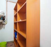 Tárolóhely polcokkal és mosdóval egy 4 szobás lakásban.