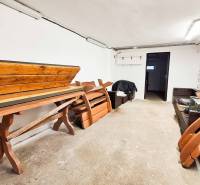 A 4 szobás lakásban van egy szoba fa bútorokkal és fehér falakkal.