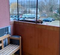 Erkély fa paddal, kilátás parkoló autókra, Jána Poničana utca, Pozsony - Dévényújfalu.