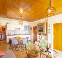 Nyaraló apartman konyhával, étkezőasztallal és fa dekorációjú padlóval.