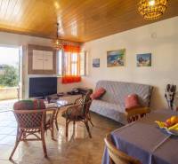 Nyaraló apartman kényelmes ülőhellyel és kilátással a teraszról.