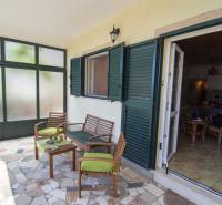 Čiovo rekreációs apartman terasza kényelmes ülőhelyekkel és kilátással a belső térre.