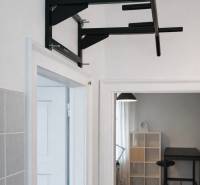 A falon egy polc, a háttérben egy szoba fa dekorációjú padlóval.