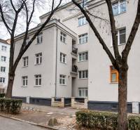 Lakóház Pozsonyban a Jurajov dvoron, Pri starej prachárni. Négyemeletes épület, fák, járda.