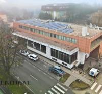 Kereskedelmi helyiségek Topoľníkyben napelemes tetővel, úttal és parkolóval.