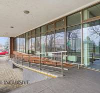 A tovarok bejárati területei Topoľníkyban rámpával és üvegezett homlokzattal.