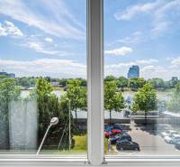 Kilátás egy egyszobás lakás ablakából a Rázus rakparton, Pozsony - Óváros.