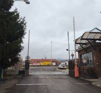 Kapuk és bejárat a kereskedelmi helyiségekhez a Košovská úton, Prievidzán.