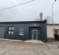 A Prievidzai Košovska úti üzlethelyiség épületének külső megjelenése.