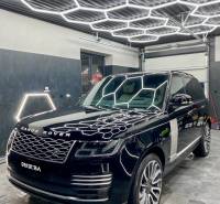 Kereskedelmi helyiségek világító tetővel és luxus járművel.