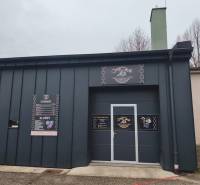 A Košovská úti üzlethelyiségek külső része Prievidzán információs táblákkal.