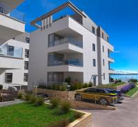 Nyaraló apartman PAG-ban teraszokkal és kilátással a tengerre és a strandra.