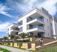 Nyaraló apartman Pag városában teraszokkal és gondozott zöld környezettel.