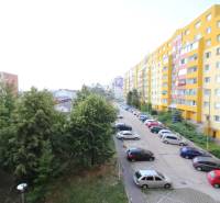 Panelházak és parkoló Hany Meličkovej utcában, Pozsony - Karlova Ves.