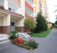 Belépés a lakókomplexumba a Hany Meličkovej utcán, Pozsony - Károlyfalu.